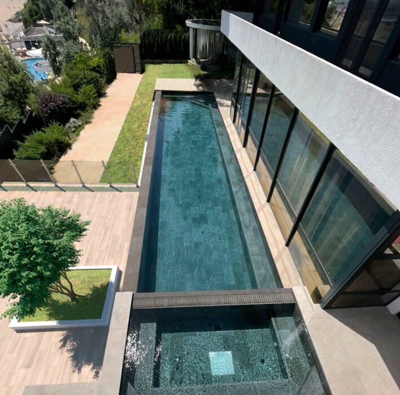 Piscine à débordement carrelage Rosa grès trésor de Java